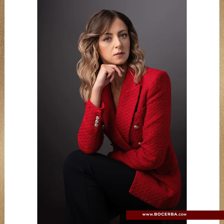 czerwony-kolor-marynarki-na-zdjeciach-biznesowych