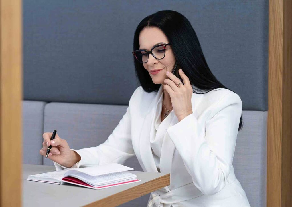 Fotografia kobiety w białym garniturze z telefonem, idealna do wizerunku biznesowego – BoCerba Photography - Bożena Cerba, Kraków