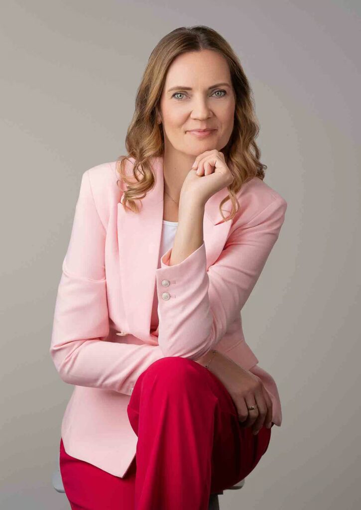 Kobiecy portret biznesowy na jasnym tle – BoCerba Photography - Bożena Cerba, Kraków