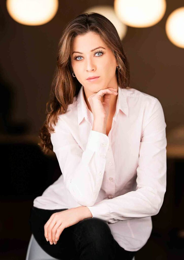 Portret biznesowy kobiety w eleganckiej bluzce na tle biurowym – BoCerba Photography - Bożena Cerba, Kraków