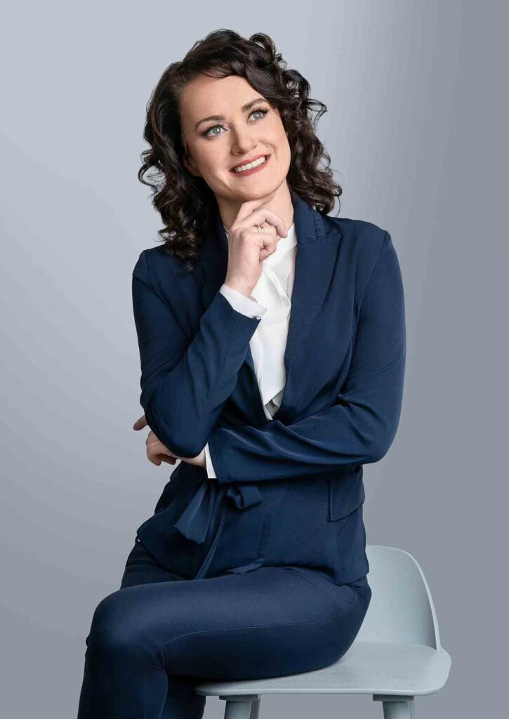 Profesjonalna fotografia kobiety z założonymi rękami na tle nowoczesnego biura – BoCerba Photography - Bożena Cerba, Kraków