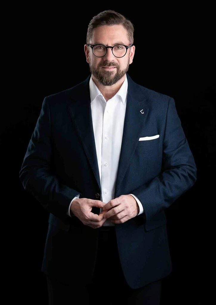 Profesjonalny portret mężczyzny w eleganckiej koszuli i marynarce, na neutralnym tle – idealne zdjęcie profilowe na LinkedIn – BoCerba Photography - Bożena Cerba, Kraków