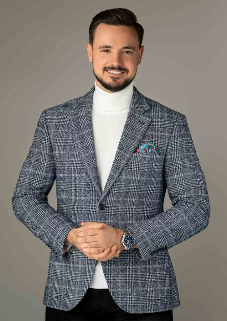 Profesjonalny portret mężczyzny w golfie i marynarce, na neutralnym tle – idealne zdjęcie profilowe na LinkedIn – BoCerba Photography - Bożena Cerba, Kraków